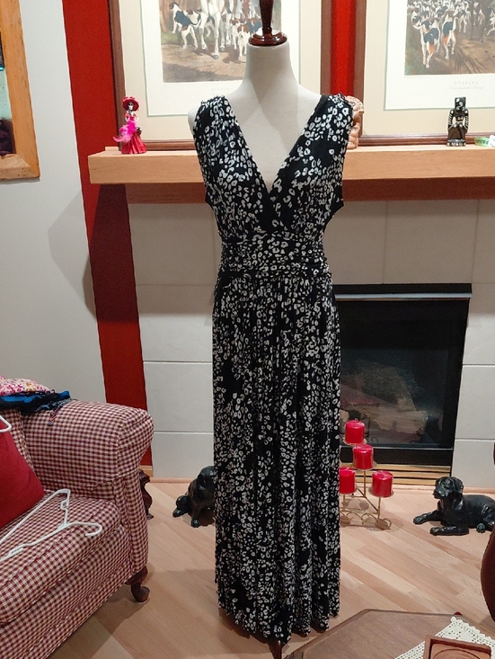 Jennifer Lopez Dresses & Skirts - Jennifer Lopez Black & White Floral V‑Neck Maxi Dress Sz L